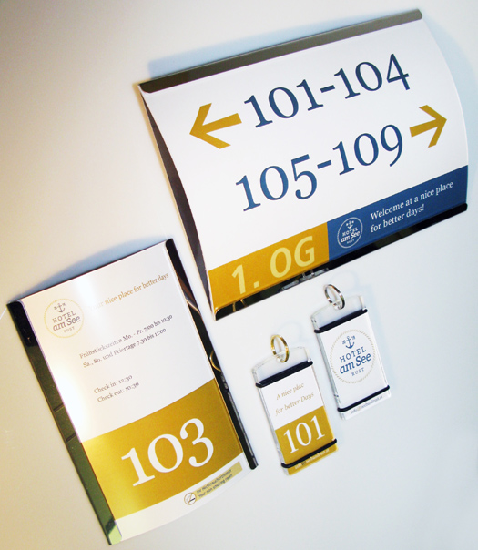 Schlüsselanhänger und Schilder im Firmen-CI